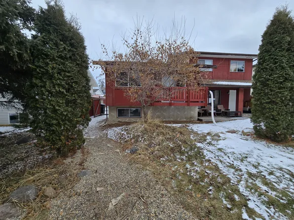 912 9th St, Cold Lake, AB T9M 1H8