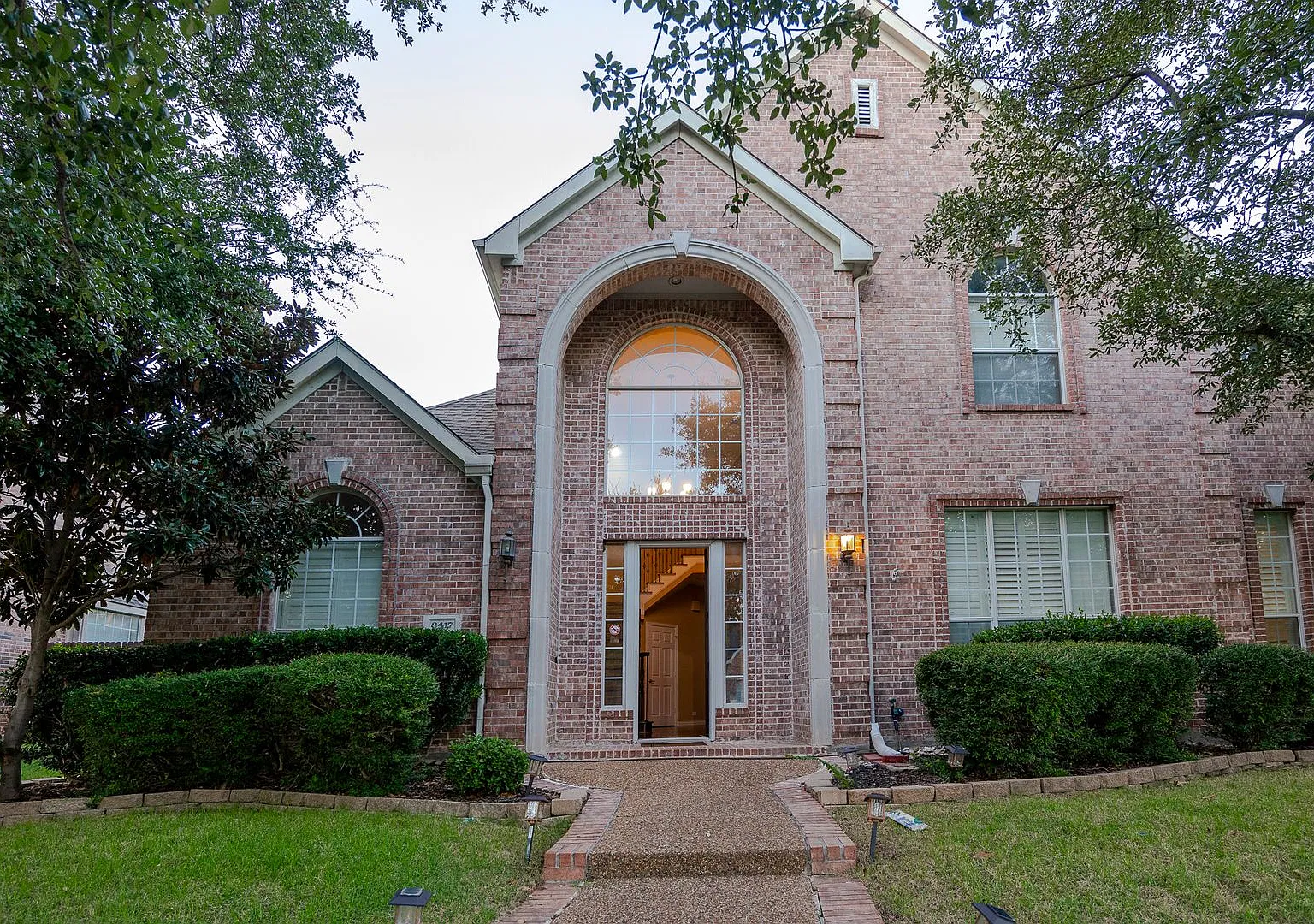 Beautifully maintained home in exemplary Frisco ISD! This 4-bedroom, 3.5-bath home features a 3-c... — Photo 1