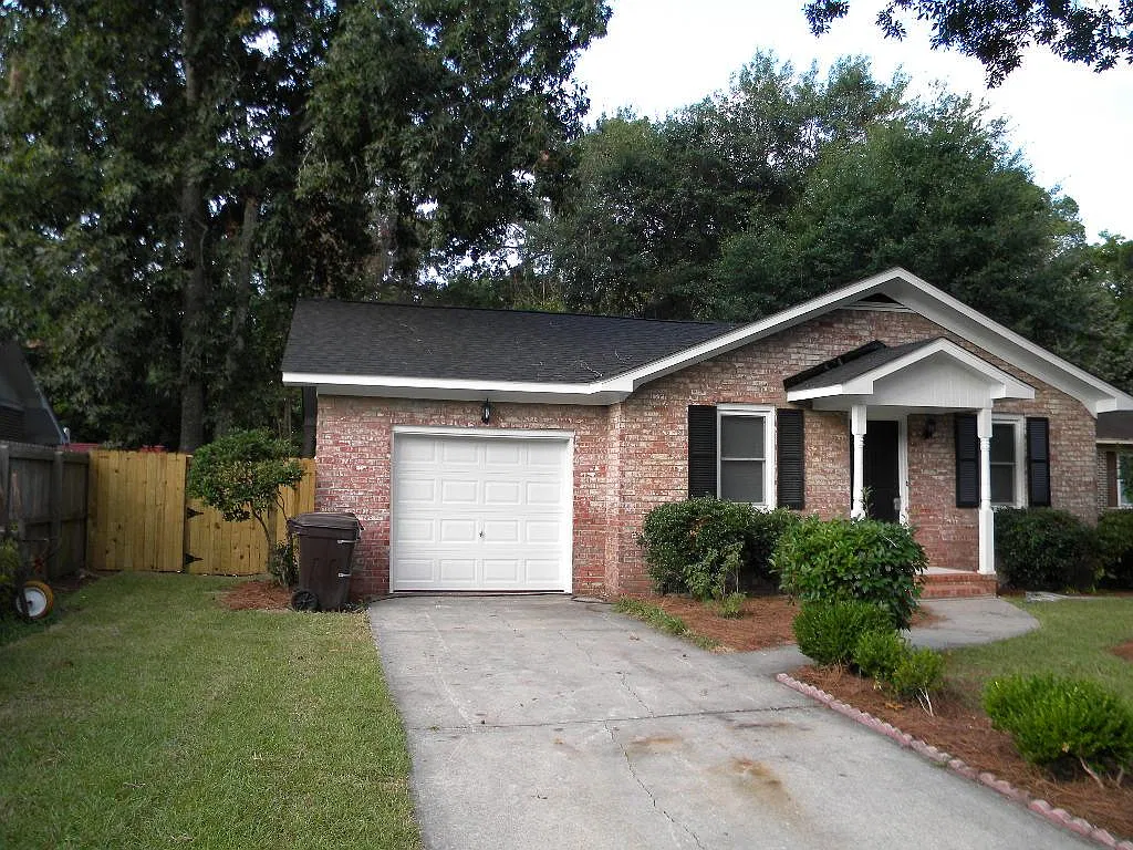 3 bed, 1.5 bath, 1040 sqft, $2,950 — Photo 2