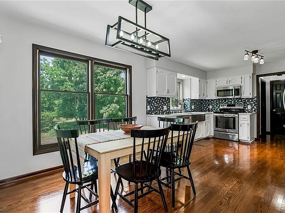 5th image of 1560 Dartmouth Dr