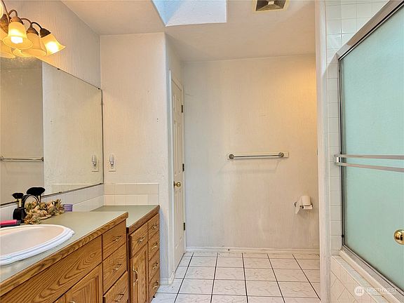 4th image of 702 E Hiawatha Boulevard