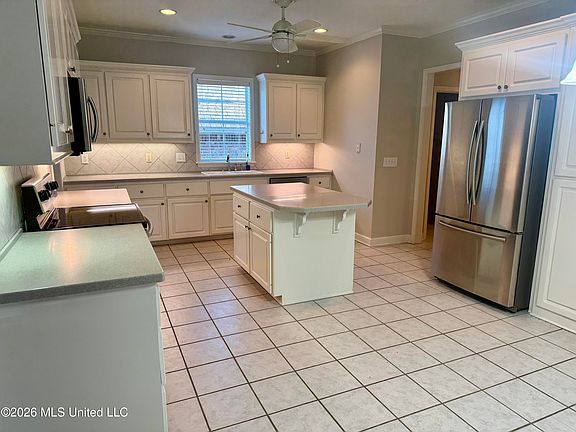 5th image of 719 Esplanade Dr