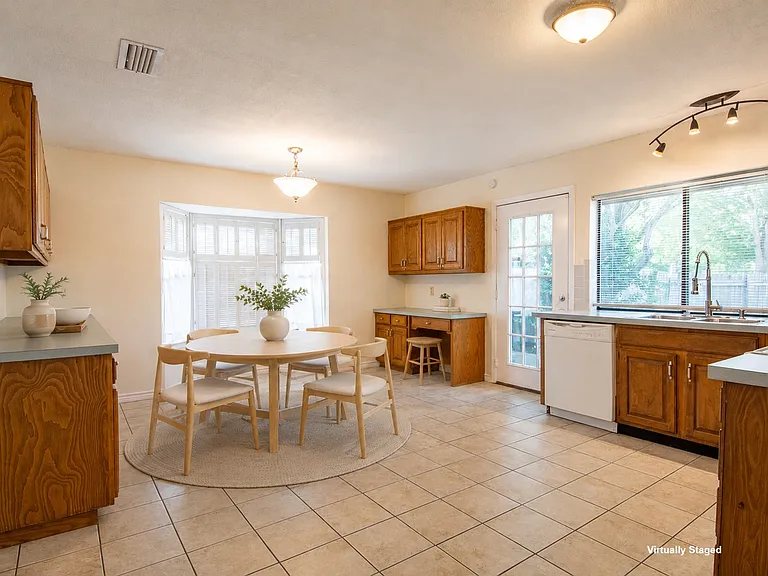 Eat-in kitchen