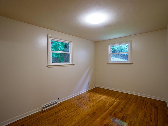 4th image of 131 Houston Ave #0
