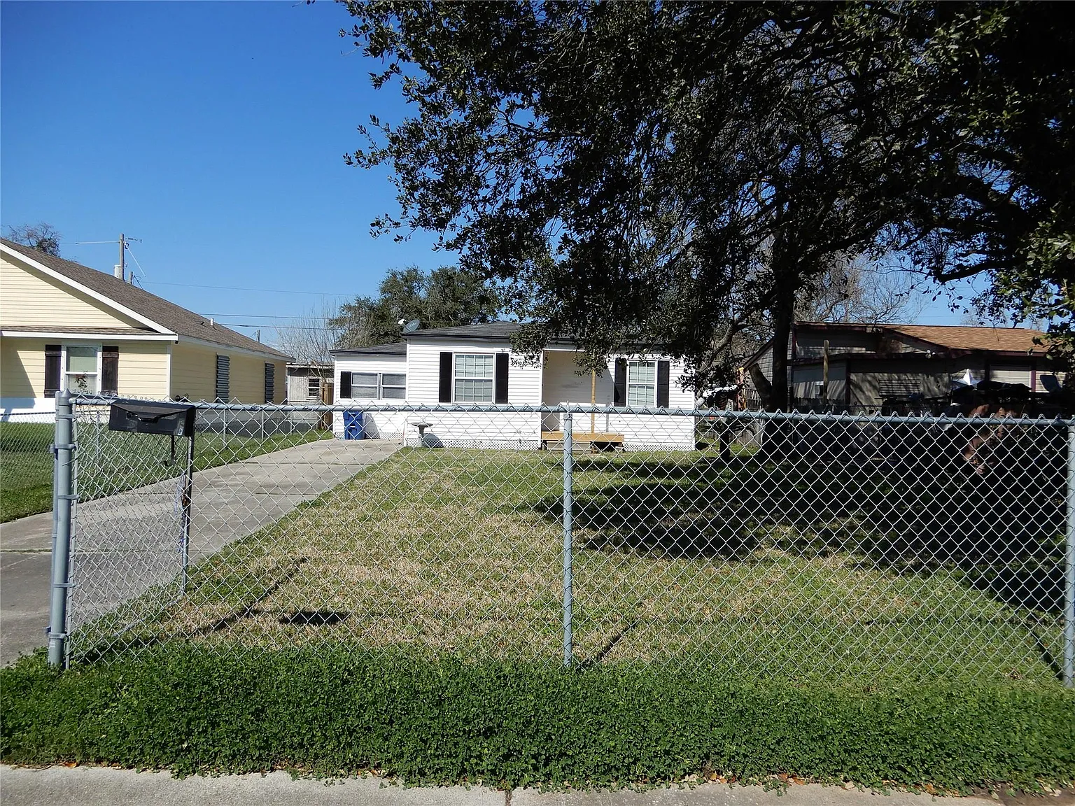 2 bed, 1.0 bath, 849 sqft, $1,200 — Photo 1