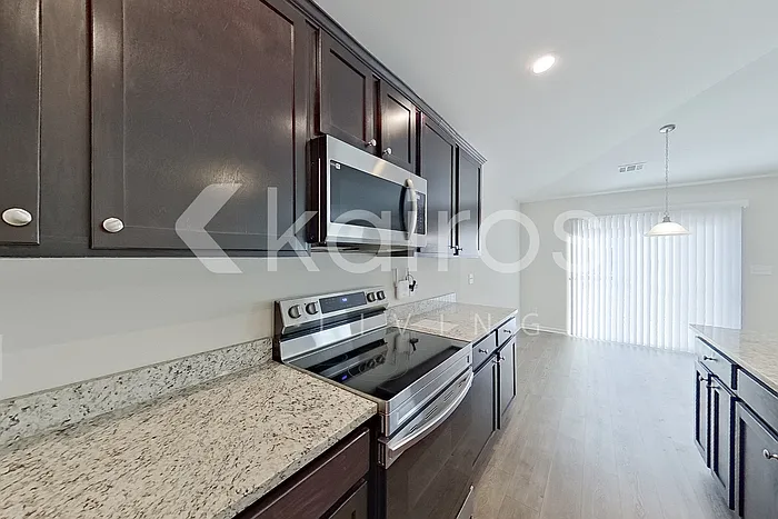 107 Lord Effingham Way — Photo 8