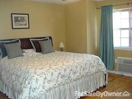 Master Bedhroom : spacious master bedroom with plenty of closet space