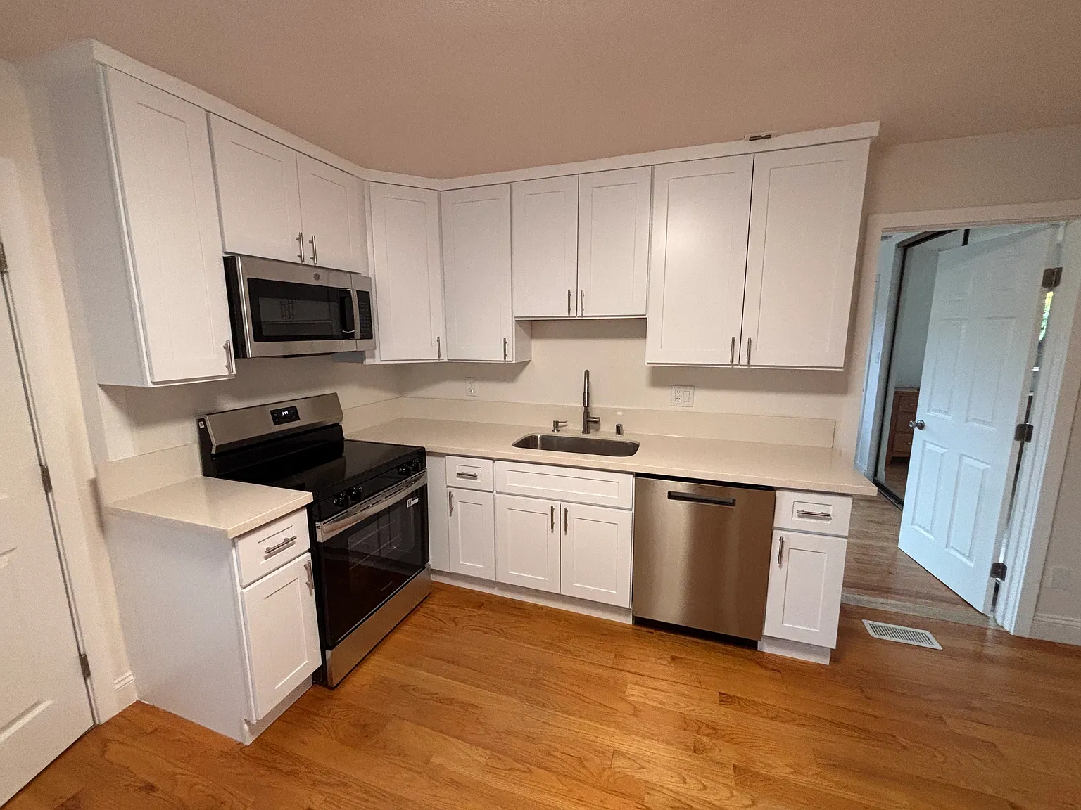 2 bed, 670 sqft, $3,500 — Photo 3