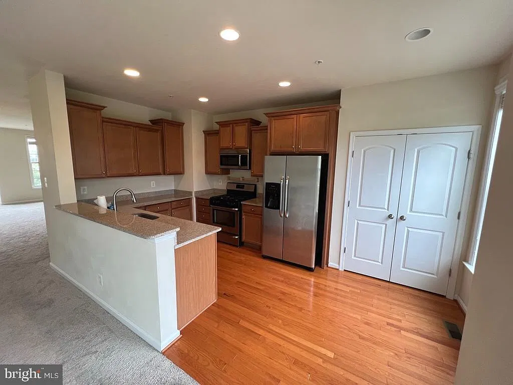 3 bed, 4.0 bath, 1988 sqft, $2,795 — Photo 2