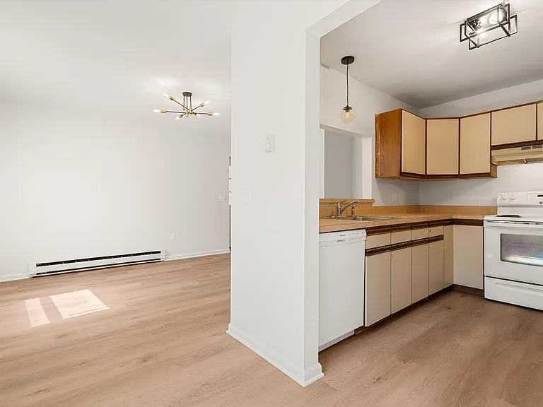 31 Railroad St #10 — Photo 7