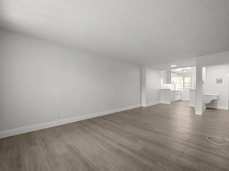 3907 Roxanne Ave — Photo 11
