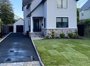 16 Donald St, Roslyn Heights, NY 11577