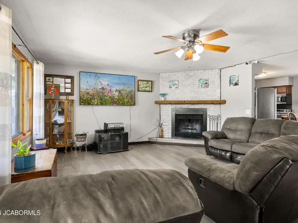 59 Oak Hill Rd, Eldon, MO 65026