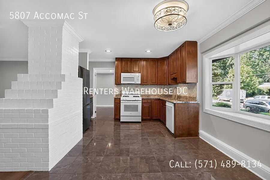 Spacious 5BR Single-Family Home in Springfield with Fenced Yard and Flexible Living Space — Photo 4