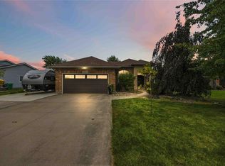 4303 Garden Cres, Petrolia, ON N0N 1R0