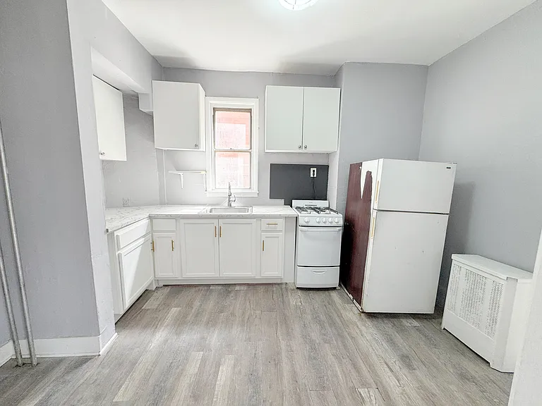 622 E 3rd St #1 — Photo 7