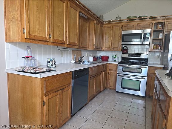 5th image of 615 Meadowbrook Dr