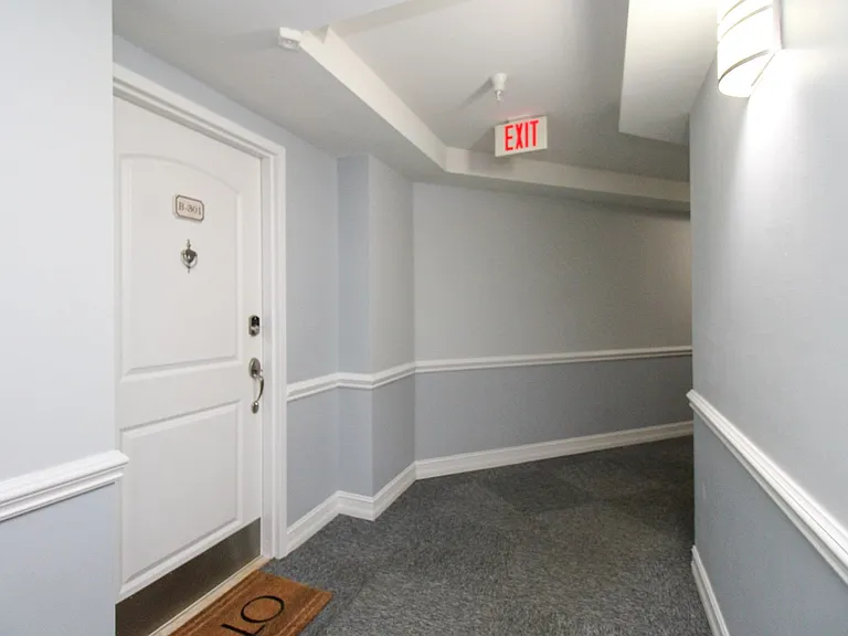 1100 Pine Ridge Rd #B-301 — Photo 2