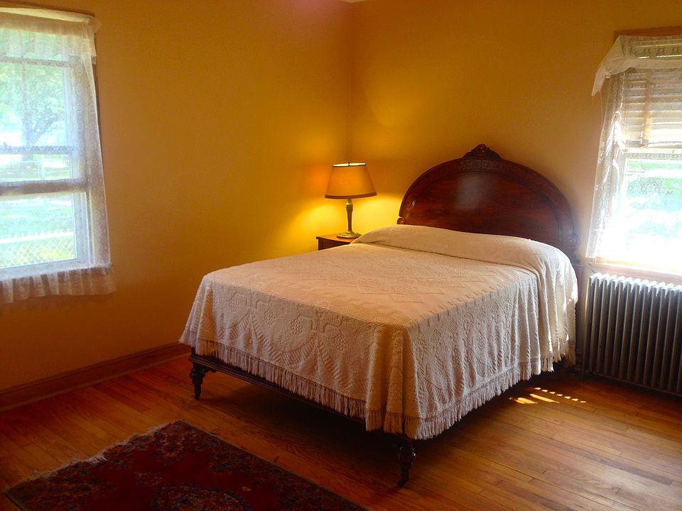 2nd image of 1809 5th St NE