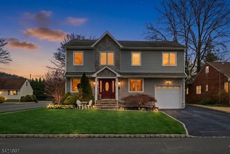 122 Kipling Ave