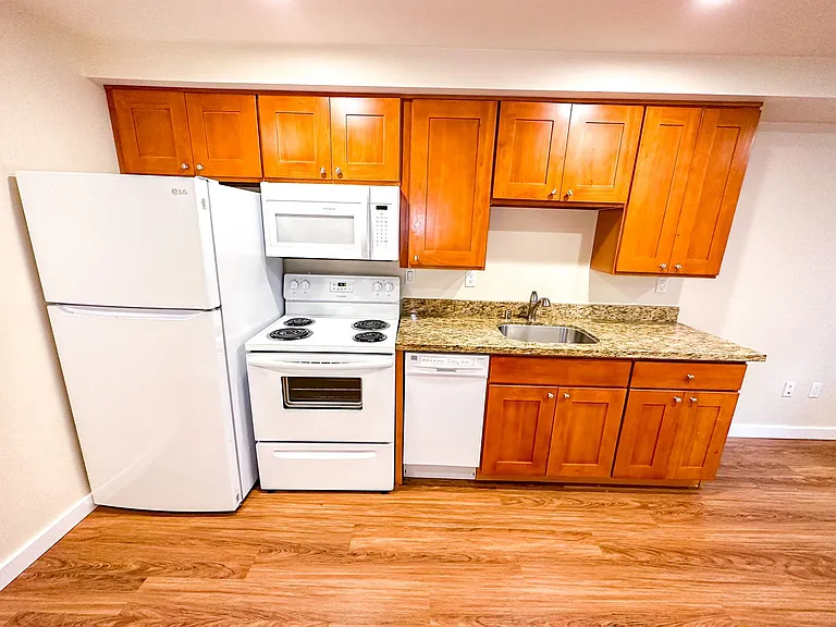 515 East Denny Apartments — Photo 10