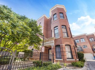 912 W Village Ct #910, Chicago, IL 60608