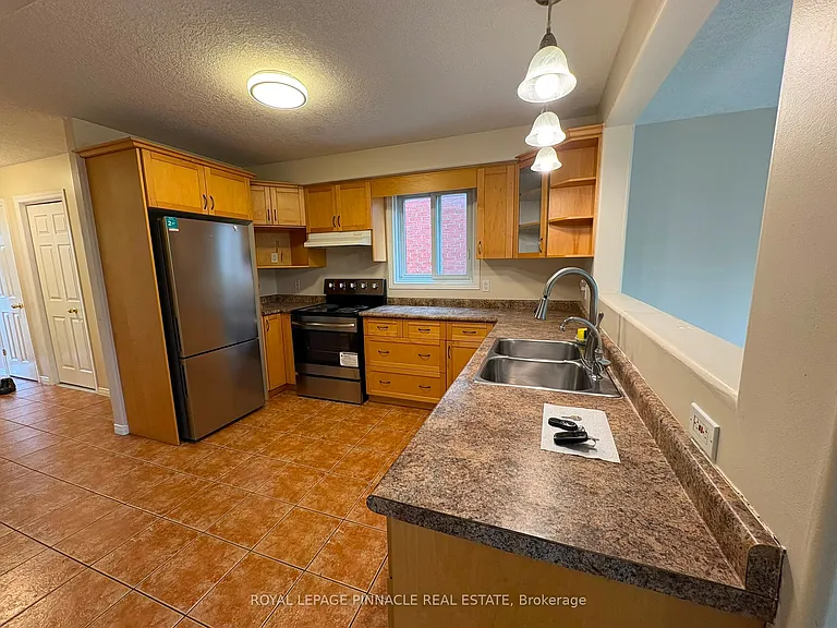 60 Everglade Cres — Photo 3