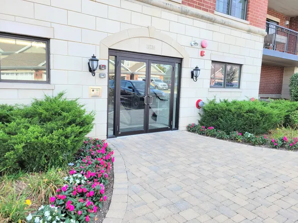 10735 Clocktower Dr, La Grange, IL 60525