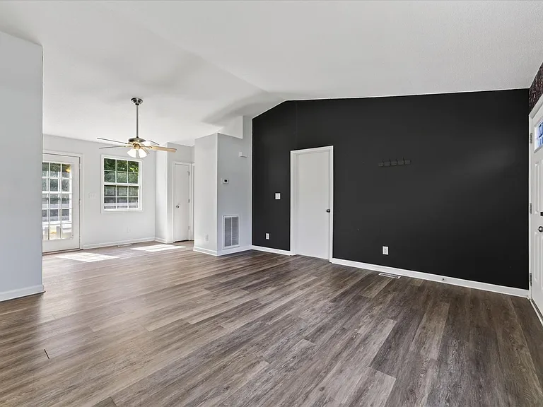 727 Acorn Dr — Photo 8