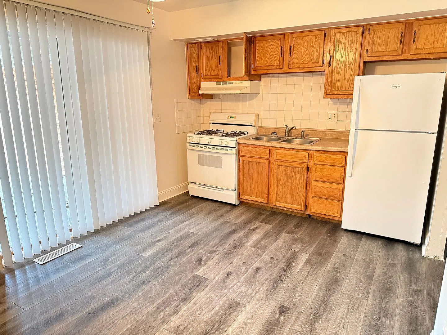 Great 2 BR apartment in Normal with car port — Photo 2