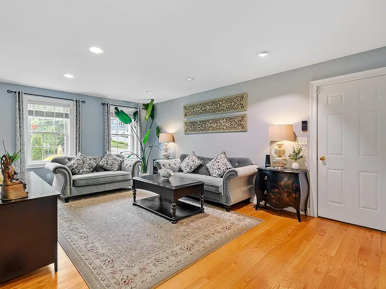 186 Salem St — Photo 11