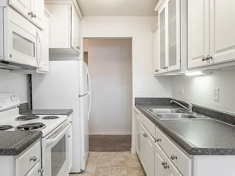 Delta Square Apartments - Lansing, MI — Photo 8