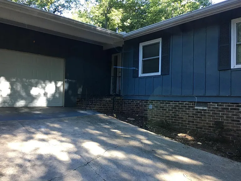 1008 Warwick Dr — Photo 1