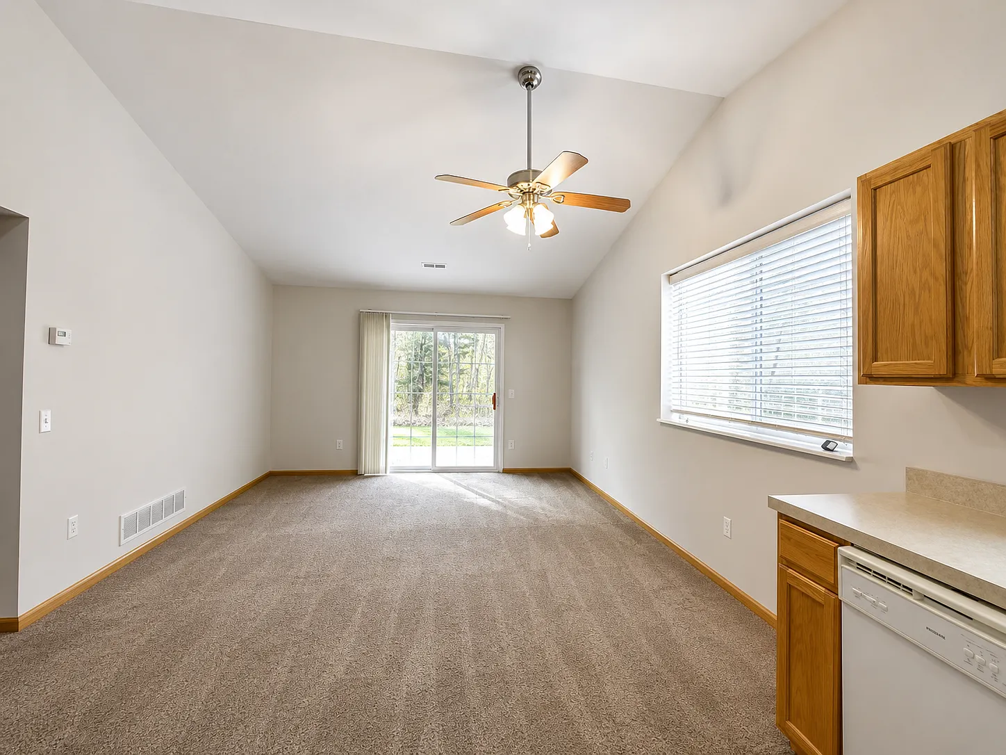 2 bed, 900 sqft, $1,400 — Photo 2