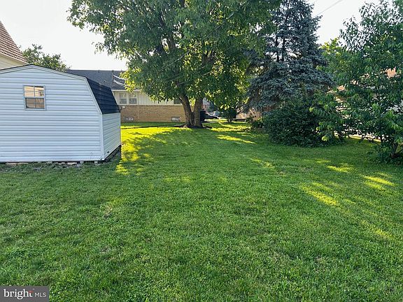 5th image of 869 E Walnut St