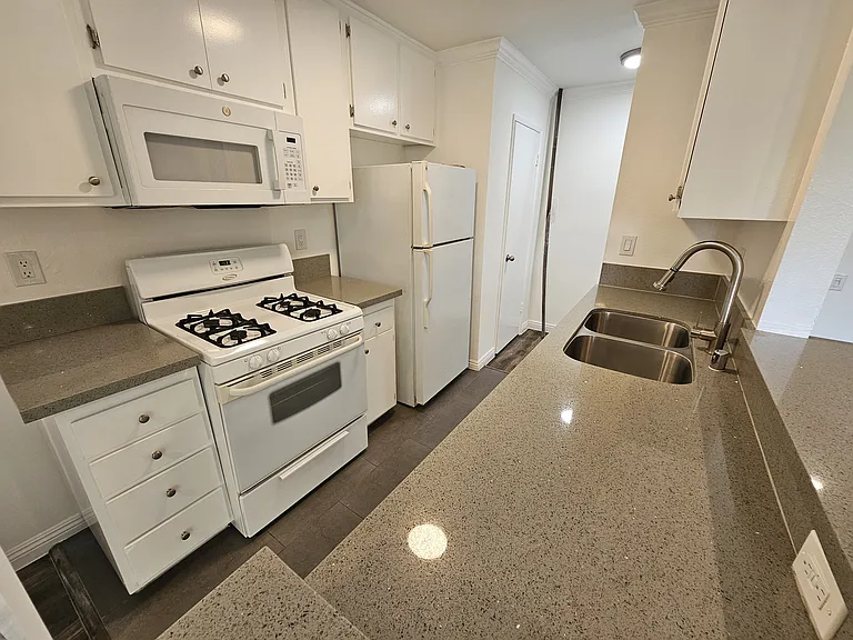 7523 Hollywood Blvd — Photo 27