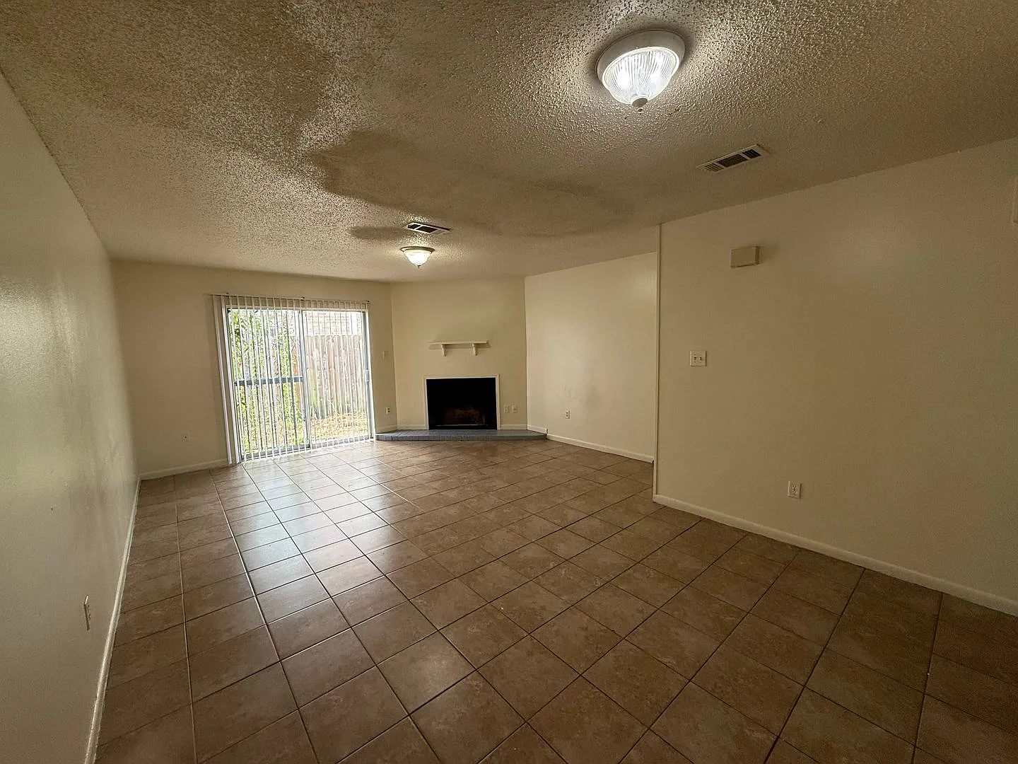 2 bedroom 2 bath town home in a gated community — Photo 4