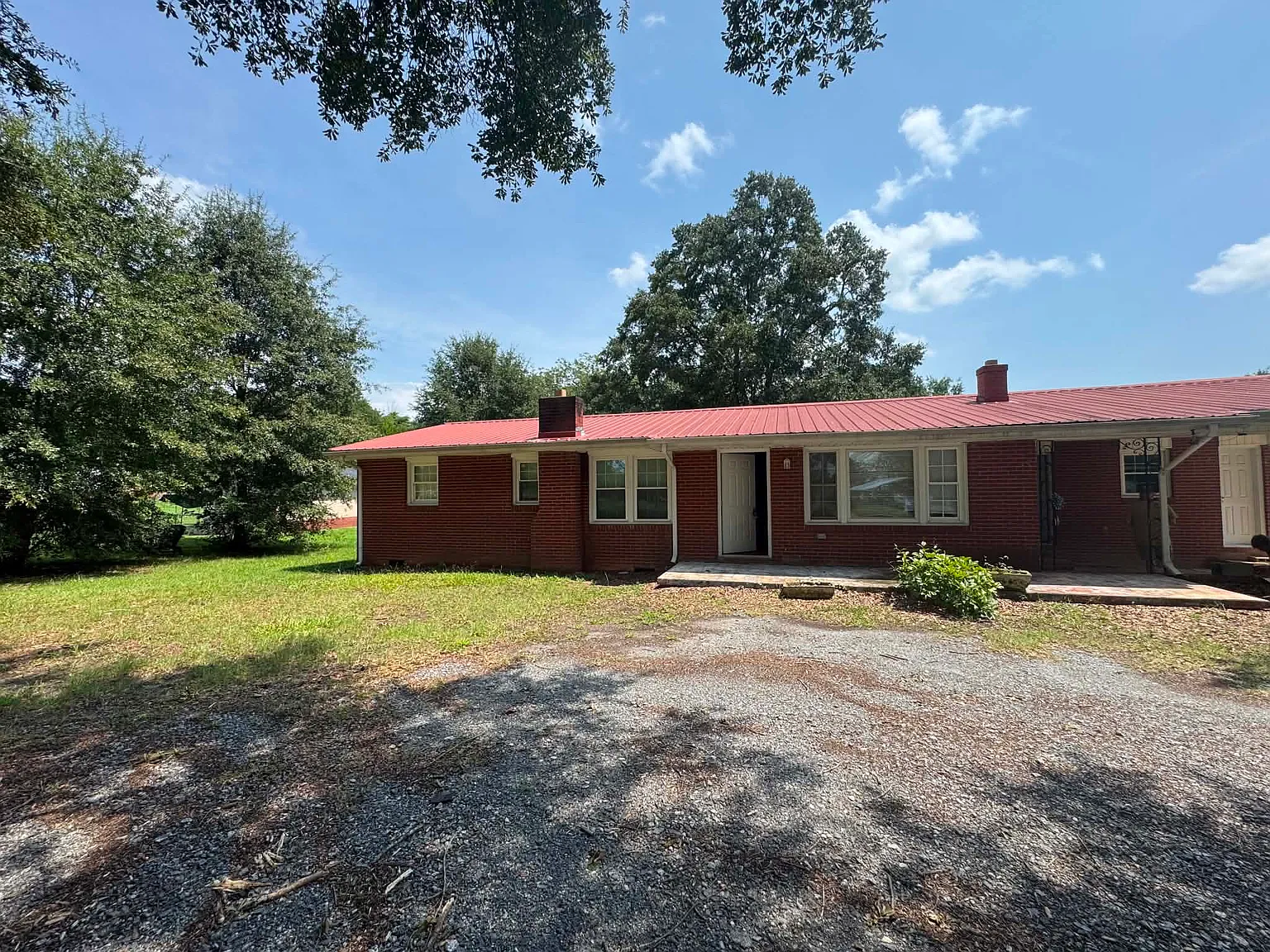 3 bed, 1.5 bath, 1432 sqft, $1,200 — Photo 1