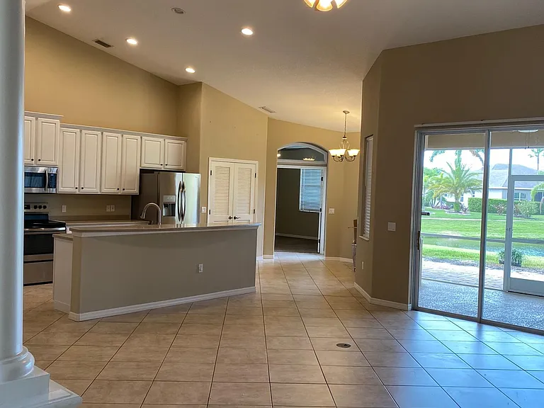 5723 Lexington Dr — Photo 4