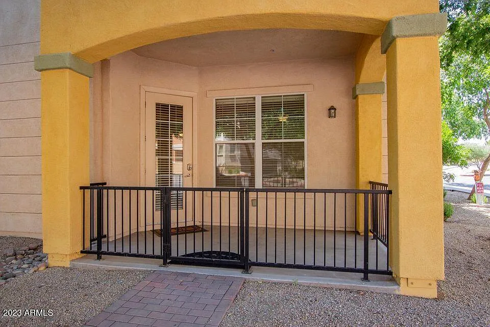 3 bed, 2.0 bath, 1651 sqft, $2,000 — Photo 2