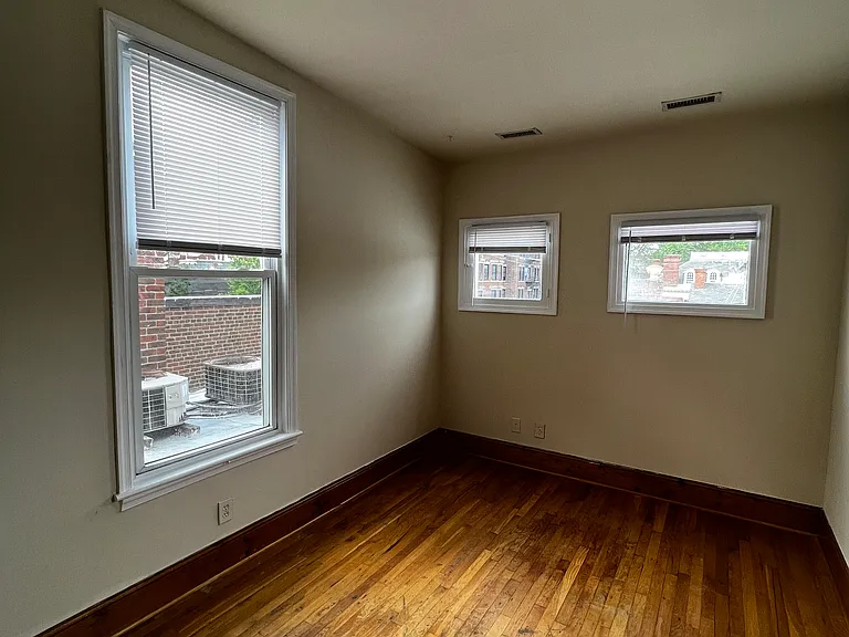 909 W Grace St #3 — Photo 8