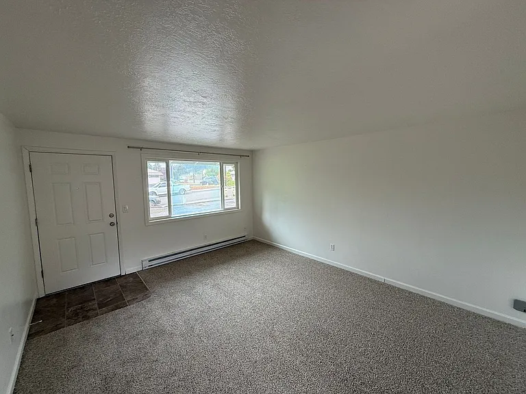 926 SE Uglow Ave #3 — Photo 5
