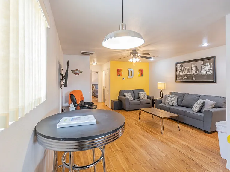 800 Sherwood Dr — Photo 4