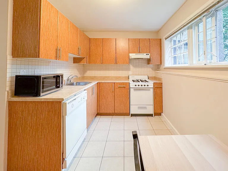 935 Jervis St #20 — Photo 5