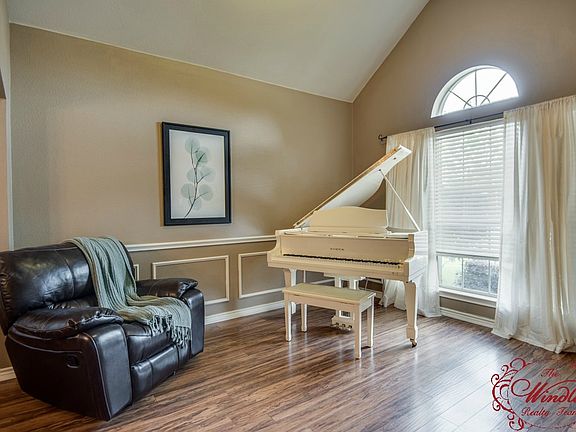 3rd image of 1124 Courtney Ln