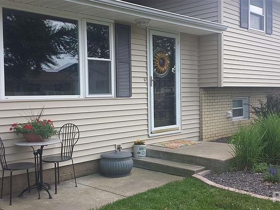 3rd image of 124 E Lakewood St
