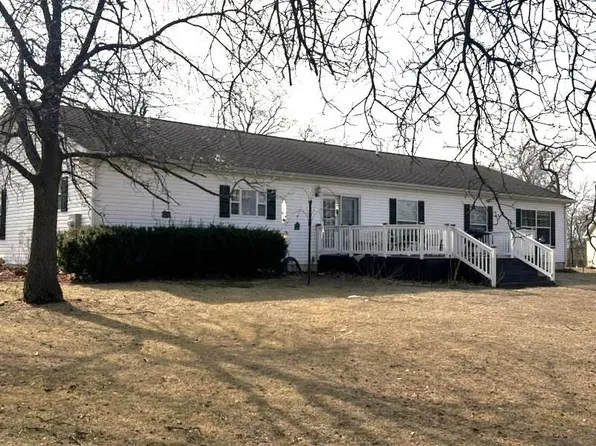 2 Candletree Cir, Beardstown, IL 62618