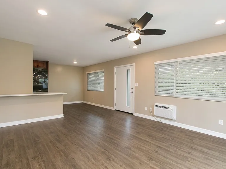 689 Tyrone St — Photo 3
