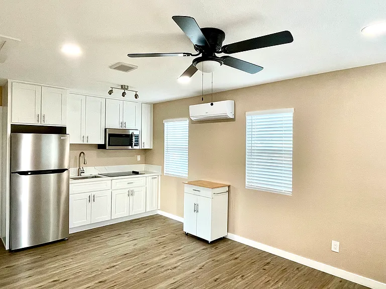 Dining/kitchen area