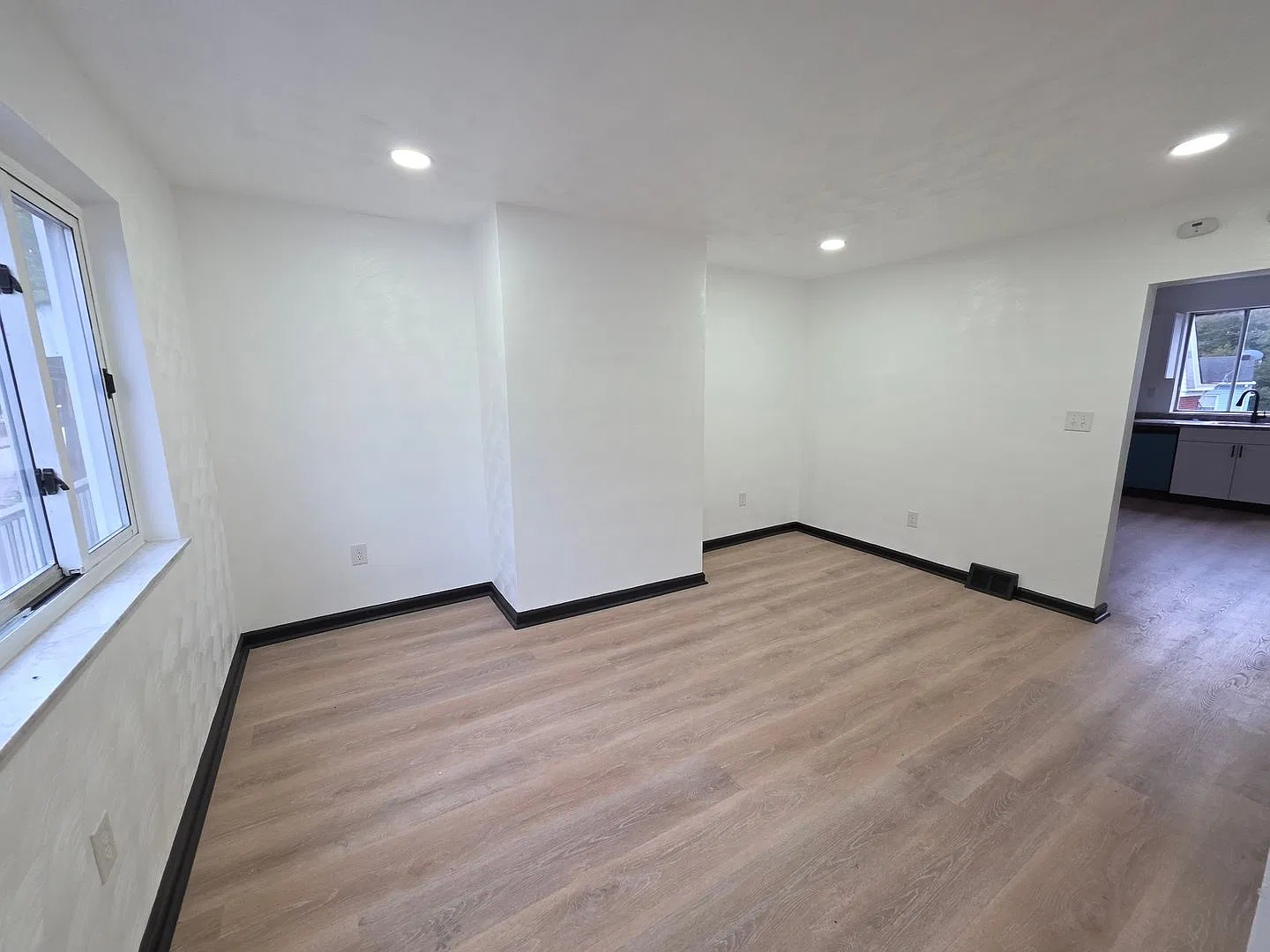 Updated 3 bedroom 1 bath house located in the S. Side — Photo 4